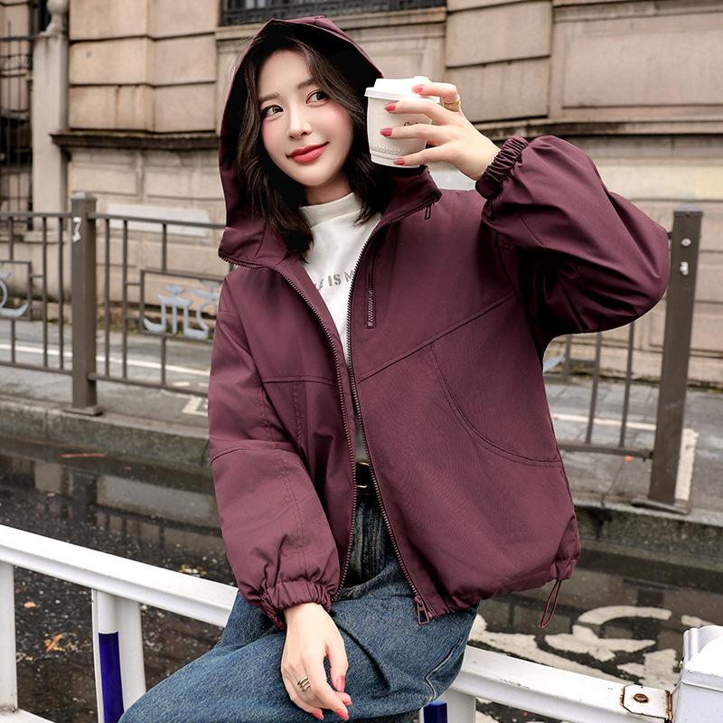 Женская короткая стеганая зимняя куртка с капюшоном на хлопковой подкладке