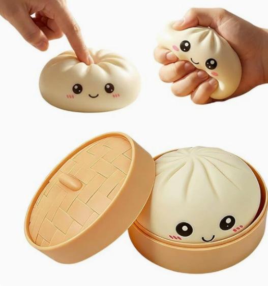 Dumpling Squishies носит с собой мягкую и нелипкую игрушку-антистресс для сжимания руками с эффектом отскока
