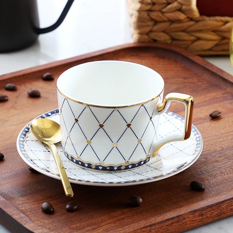 Кофейные чашки и блюдца из тонкого костяного фарфора, 270 мл, красиво глазурованные, с золотой отделкой, чайная чашка с ручкой, керамические кофейные чашки с золотой ложкой