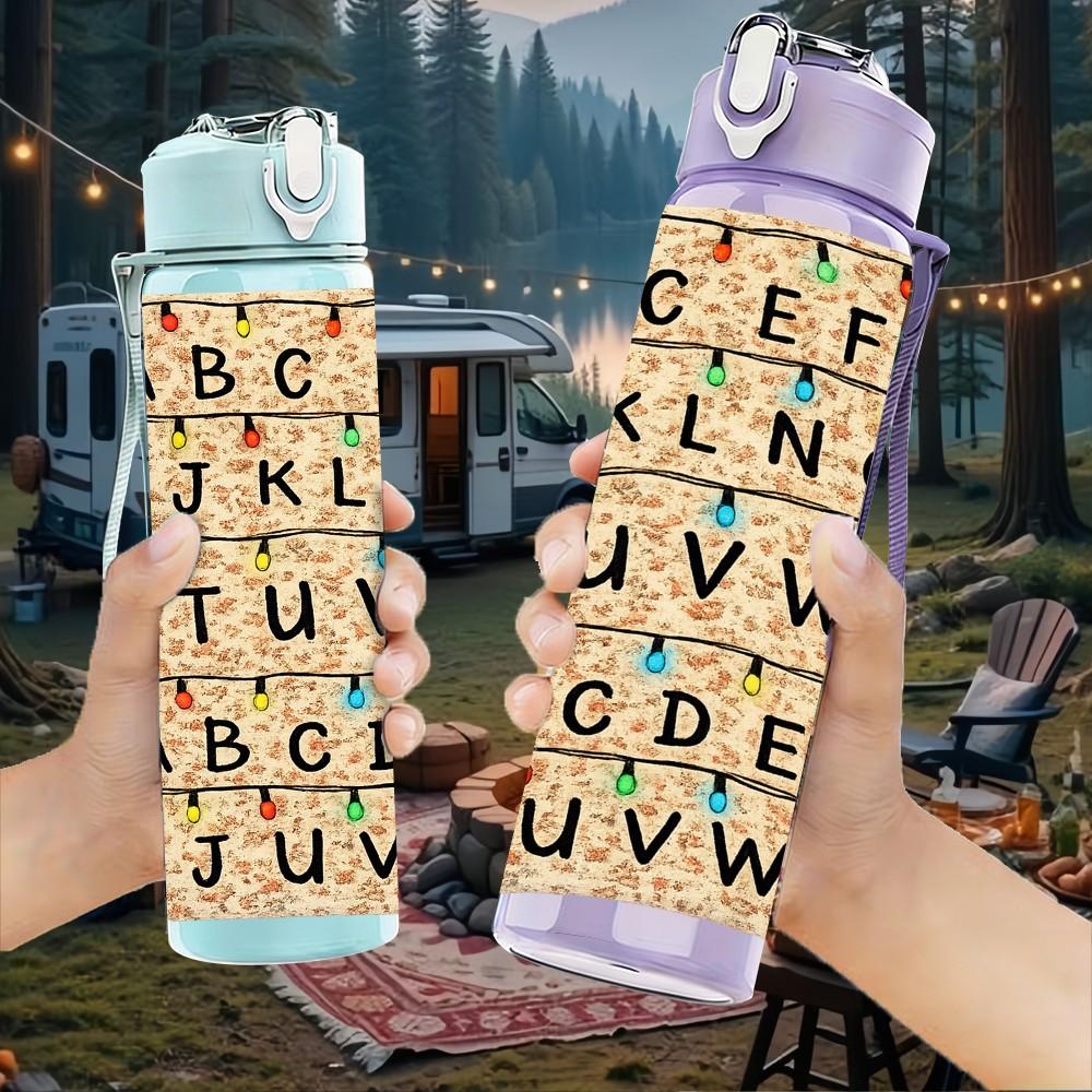 1PC Alphabet Letter Vintage Print 750ml Color Plastic Sports Water Bottle Leakproof Flip Straw Lid Suitable for Sports Office Home Use