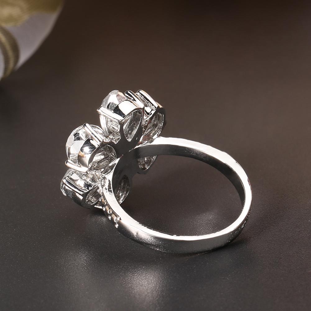 Кольцо женское в форме цветка из камней