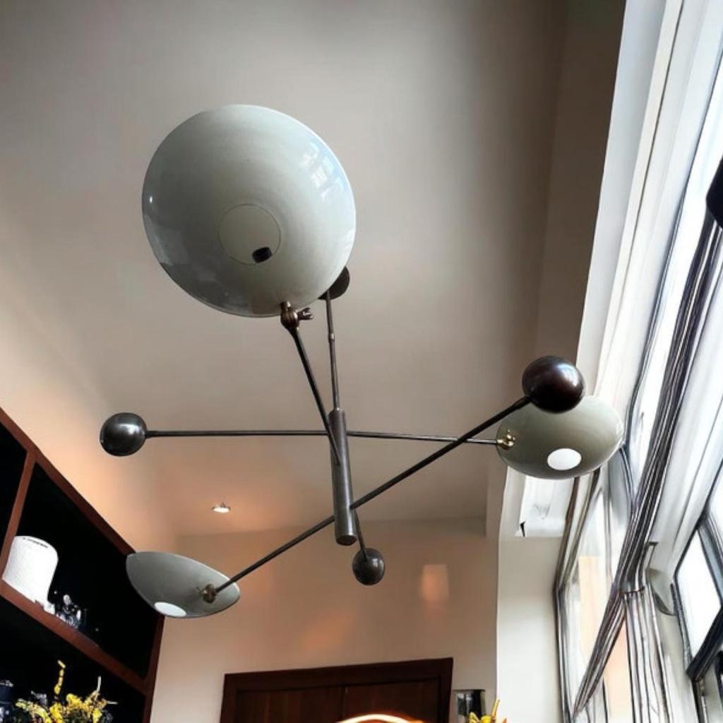 Итальянская люстра середины века с тремя закрытыми рожками из белой и патинированной латуни