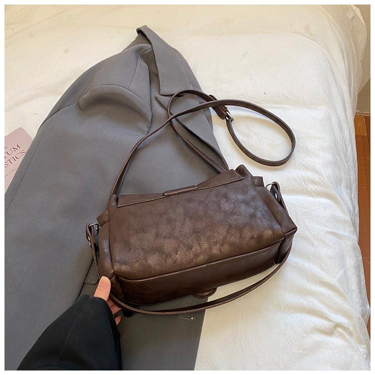 IELGY Ladies Messenger Bag Retro Casual Shoulder Commuter Niche Underarm Bag