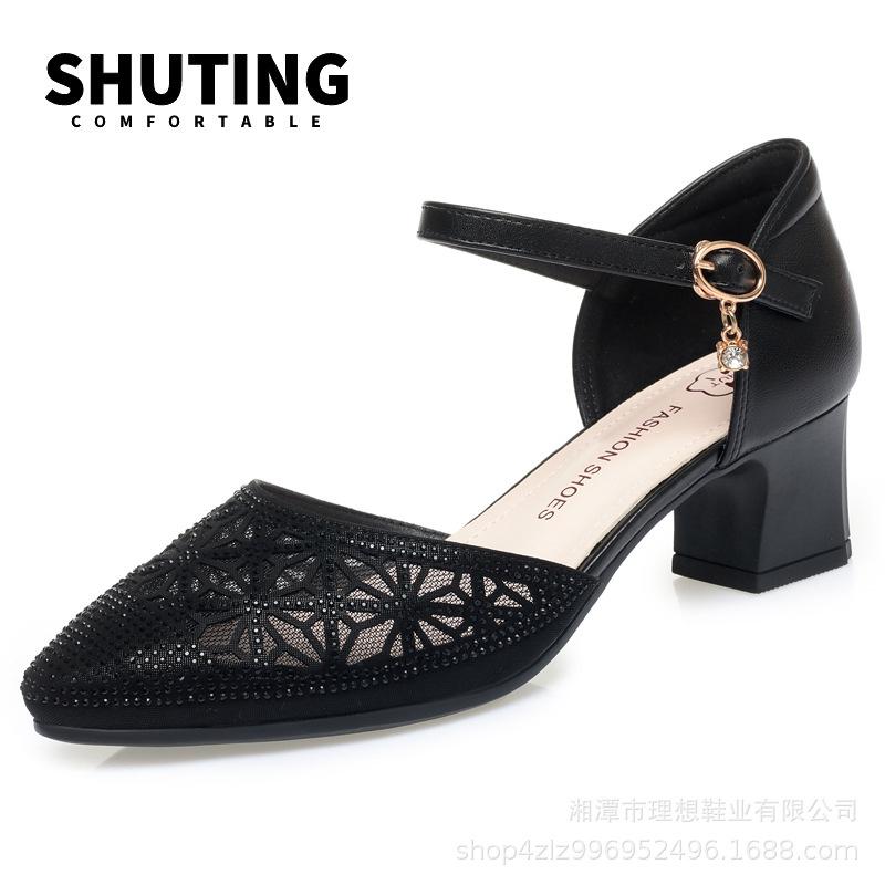 Модные дышащие босоножки со стразами и полым острым носком, женские, лето 2024, мягкие кожаные босоножки на среднем блочном каблуке для мамы