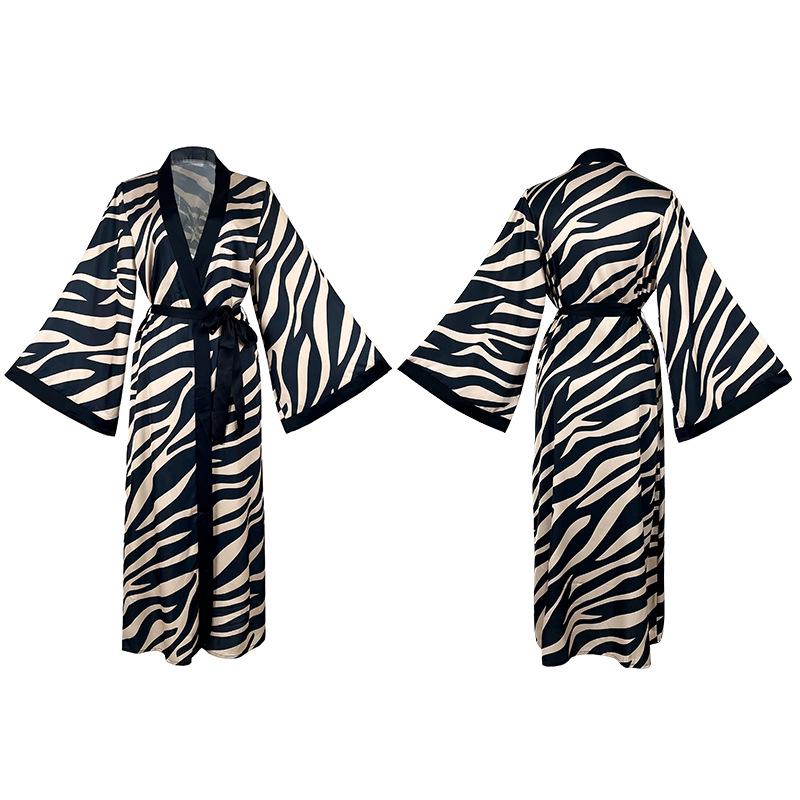 Шелковый халат с принтом зебры, V-образным вырезом, контрастной отделкой и расклешенными рукавами - Удобная длинная домашняя одежда