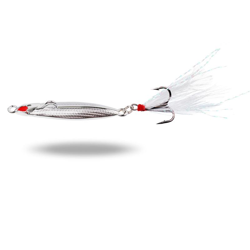 Серебристая металлическая приманка (маленькая рыбка, мормышка) с тройным крючком и пером