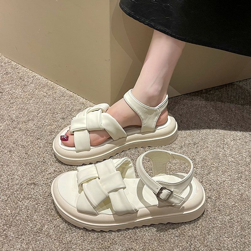 В этом году новые сандалии лето женские 2025 новые интернет знаменитости универсальная платформа усиливающая мода пляж римские туфли женские