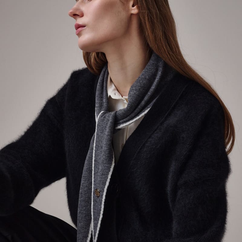 Saint Luxure 100% Wool Triangle Petite Muffler White Gray