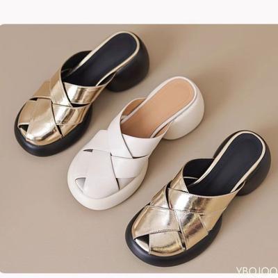 2025 Женские летние новые простые удобные сандалии с мягкой подошвой и вырезами, модные универсальные шлепанцы на толстой подошве для ношения на улице