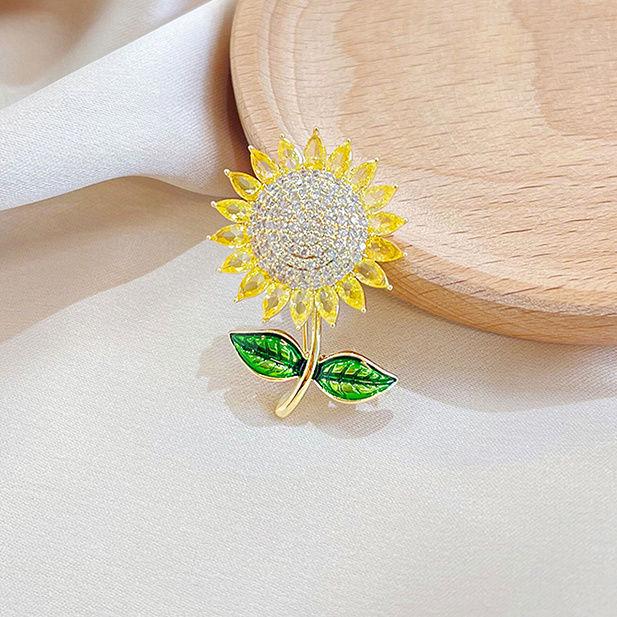 Sunward Growth Sunflower Brooch: Elegant Women's Corsage Pin for College Entrance Suits