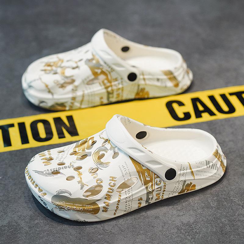 Пара больших тапочек, летние новые модные тенденции, дырявые туфли, одна нога, наступающая на дерьмо, садовые сандалии