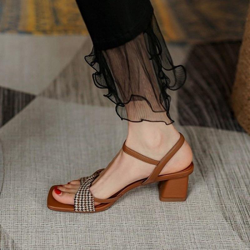 French Retro Thick Heeled Women's Casual Sandals 2024 Summer New Flat Buckle Lightweight Versatile Women Mid Heel High Heels