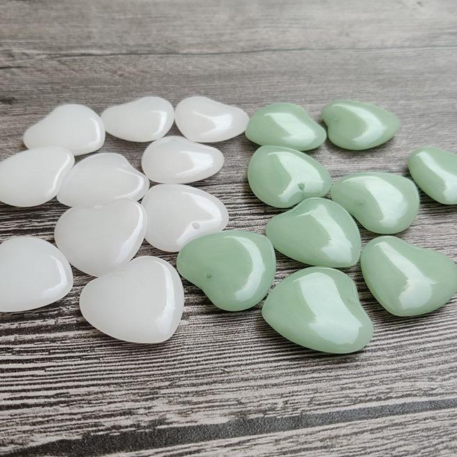 Ожерелье с подвеской в виде нефритового сердца: Бело-зеленый дизайн с гравировкой «Любовь»