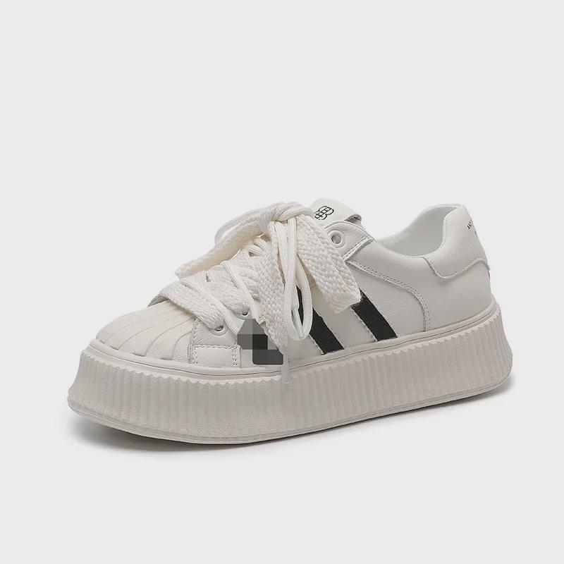 Женские спортивные кроссовки из натуральной кожи белого цвета, осень 2024 года, визуально увеличивающие рост, с толстой подошвой и дышащей конструкцией.