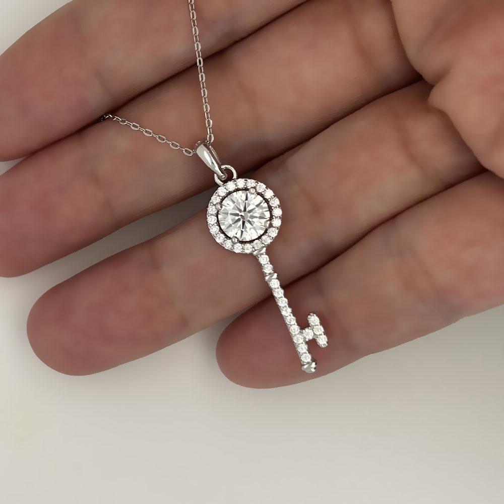 Серебряная подвеска-ключ с муассанитом S925 для женщин - Классическое модное ювелирное изделие с каратами