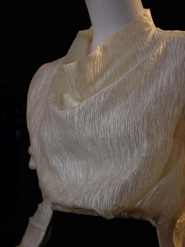 2026 Ранняя весна Нишевый дизайнерский струящийся золотой элегантный топ