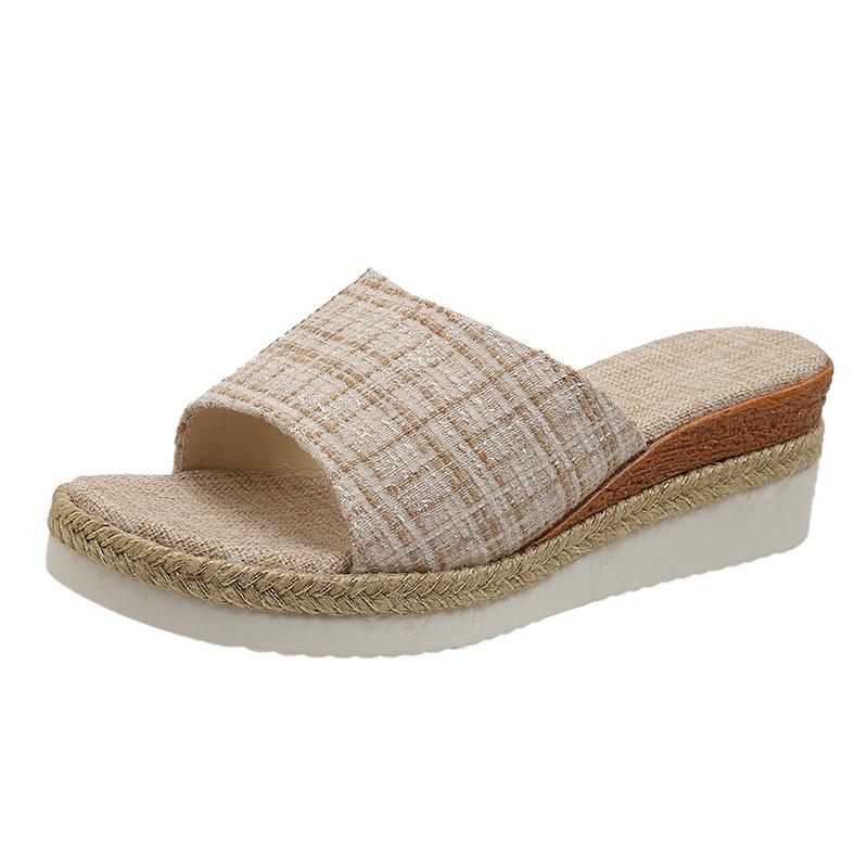 Крутые тапочки на покатом каблуке женские летние 2024 года, новые повседневные пляжные тапочки с толстой подошвой и средним каблуком, рыбий рот, крутые тапочки женские