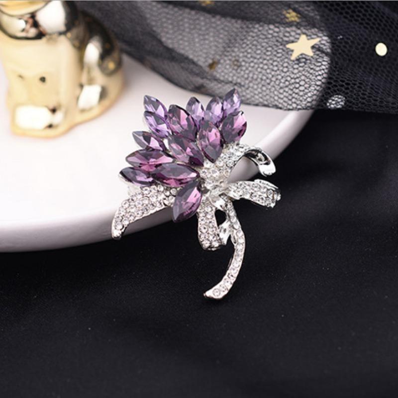 Brooch High-End Sense Niche High-End Women'S Silk Scarf Buckle Alloy Corsage Small Fragrant Wind Pearl Rhinestone High-End