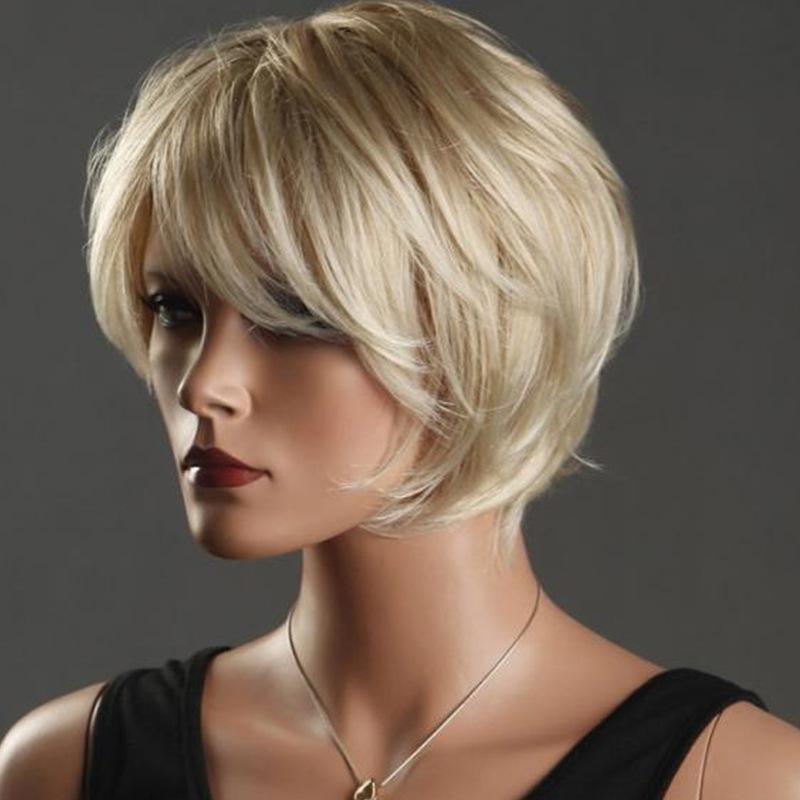 Жен. Короткие синтетические парики с челкой Светло-золотой Блондин Прямые волосы Повседневное использование Для вечеринки Косплей Жаропрочный парик