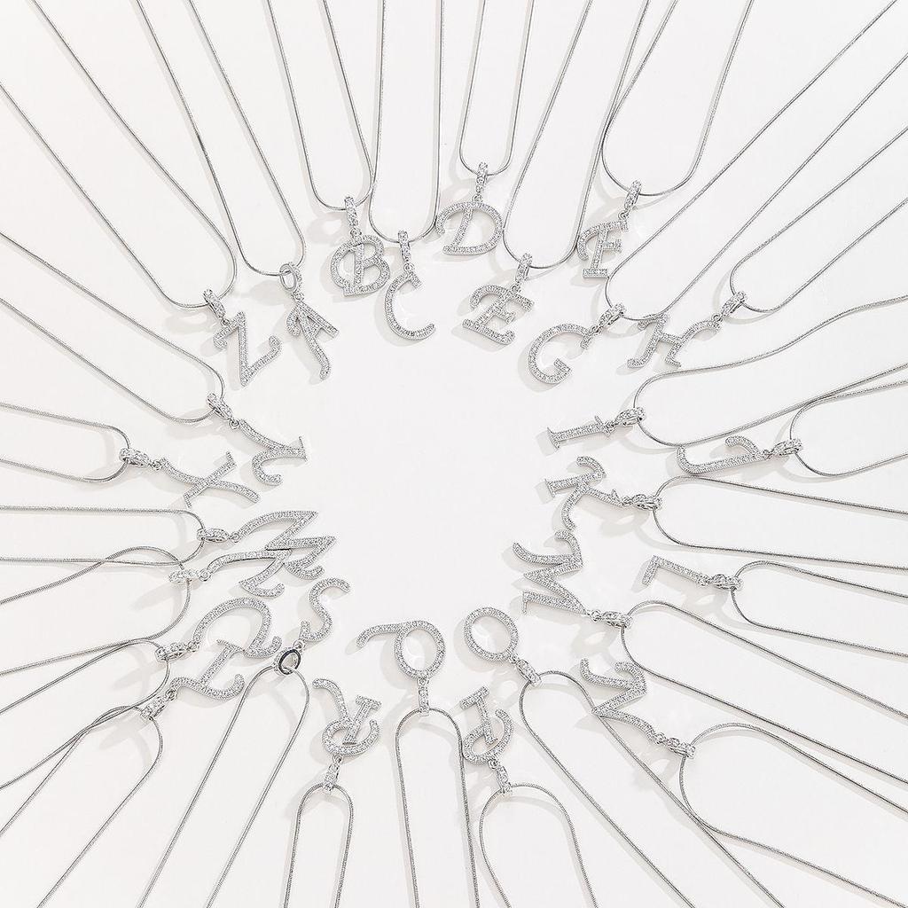 Королевский двор - Ожерелье в стиле «Дрянные девчонки» - Набор подвесок: Крест, Корона и Римская цифра, полностью покрытых цирконием - Роскошный позолоченный медный чокер для женщин