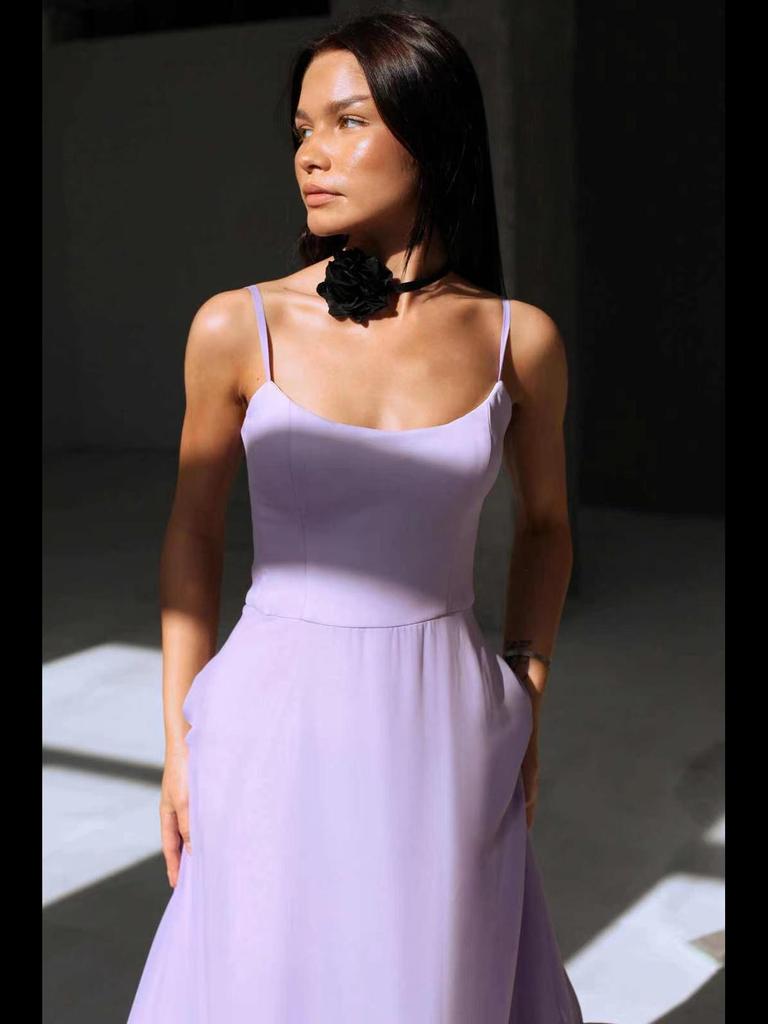 Платье-трапеция с цветочным принтом и объемными цветами весна/лето 2023 г.