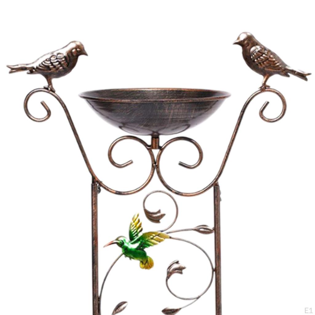 Комбинация купальни для птиц и решетки для растений для элегантности открытого сада