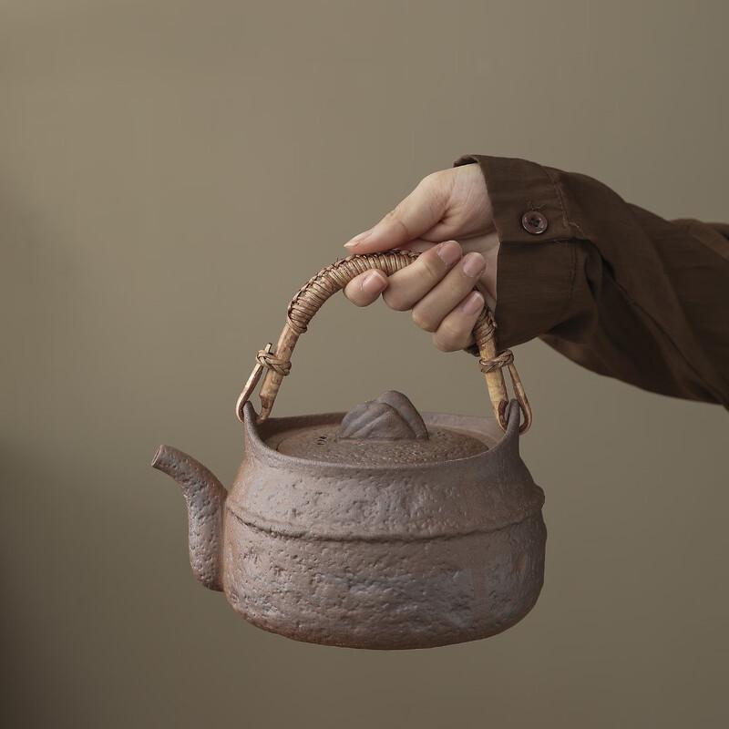 Чайник для плиты из грубой керамики Yipan с ротанговой ручкой