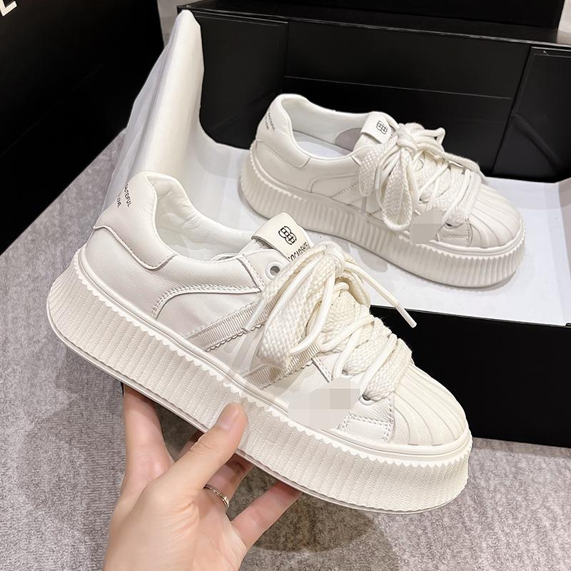 Женские спортивные кроссовки из натуральной кожи белого цвета, осень 2024 года, визуально увеличивающие рост, с толстой подошвой и дышащей конструкцией.