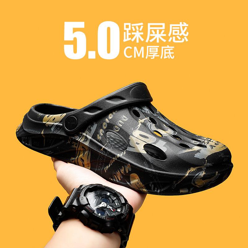 Пара больших тапочек, летние новые модные тенденции, дырявые туфли, одна нога, наступающая на дерьмо, садовые сандалии