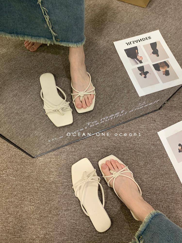 Корейская версия ретро-тапочек для женщин, летняя одежда 2024, новые, с плоской подошвой, простые, с застежкой-клипсой, нескользящие, римские, с узором «елочка», классные тапочки