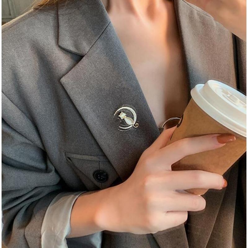 Moon Cat Brooch, High-End Female Delicate Cat'S Eye Stone, Rhinestone Corsage, High-End Clothing Accessories, And Anti-Light Neckline.