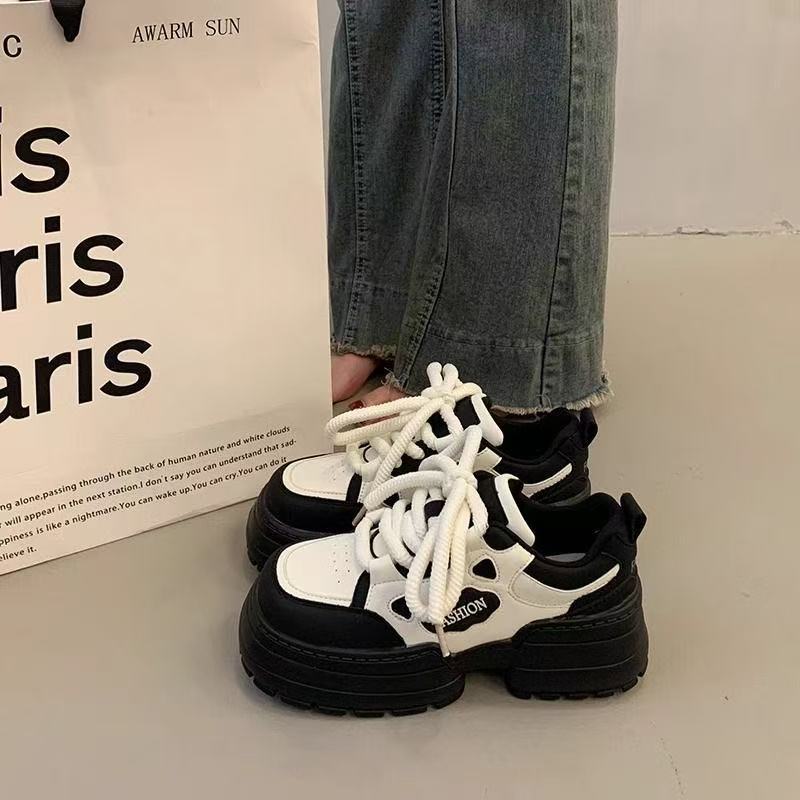 Оригинальные нишевые туфли на толстой подошве, женская весна 2025, новые универсальные маленькие белые туфли, корейские повседневные спортивные туфли для пап