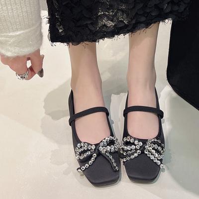 Модная легкая обувь на плоской подошве Весенний новый стиль Квадратный носок Неглубокий вырез Атласные туфли с бриллиантами и бантом-бабочкой Мягкая подошва Одинарные туфли