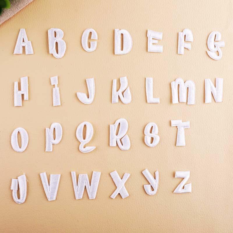 Розовая вышитая нашивка с буквами алфавита для украшения одежды