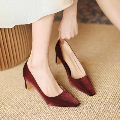 Высокие каблуки из французского атласа, толстые каблуки в сказочном стиле, красные свадебные туфли, маленькие темпераментные туфли с квадратным носком.