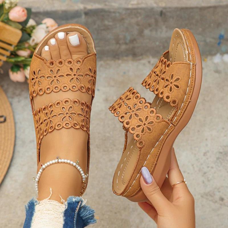 Босоножки на танкетке с вырезом в виде цветка для женщин Лето 2025 Удобные Нескользящие Пляжные Туфли Женские Легкие Белые Шлепанцы на Платформе