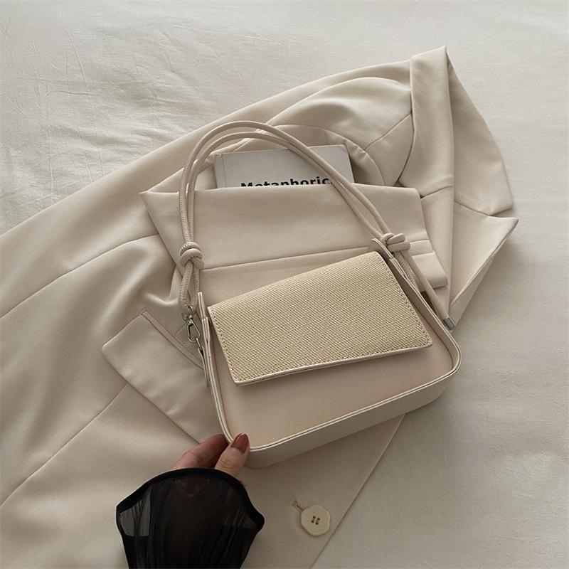 Красивая повседневная маленькая квадратная сумка, модная нишевая женская летняя новая портативная персонализированная сумка, повседневная сумка подмышку