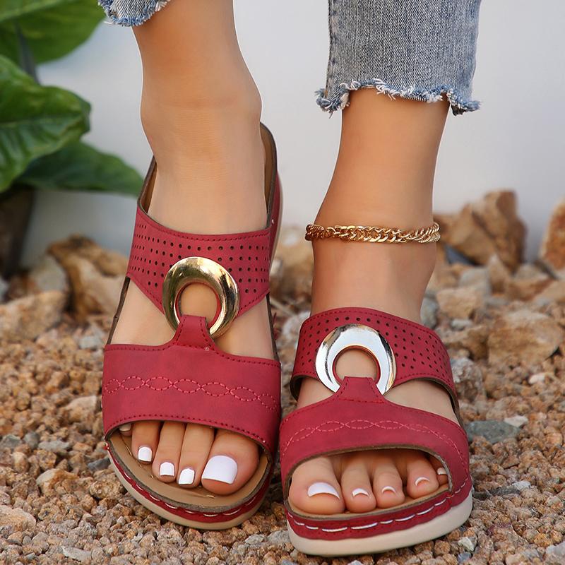 Модные металлические декоративные сандалии на танкетке, женские летние шлепанцы из искусственной кожи на платформе, женская удобная нескользящая пляжная обувь