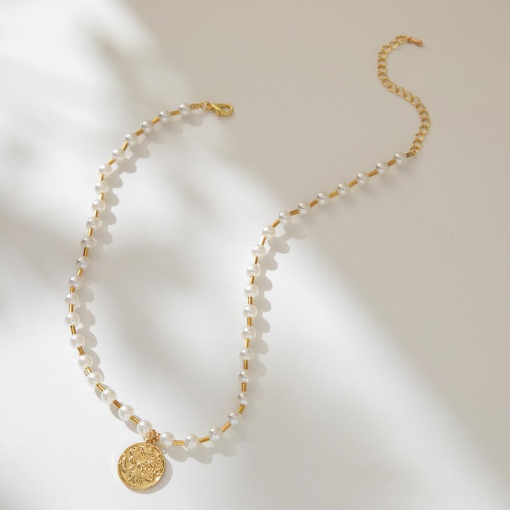 Elegant Modern And Geometric Alloy Pendant Necklace For Women With Gold Finish Electroplated