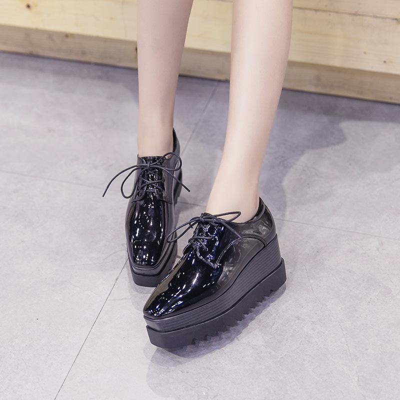Туфли из лакированной кожи на плоской платформе, женские туфли на платформе, новинка 2024 года, весенние новые туфли на танкетке со шнуровкой и квадратным носком, повседневная одежда в британском стиле HZB