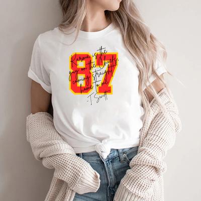 Карма - это парень из Chiefs, который едет прямо домой ко мне. Футболка Swifties. Женская модная футболка. Футболка для американского футбола. Мерч TS.