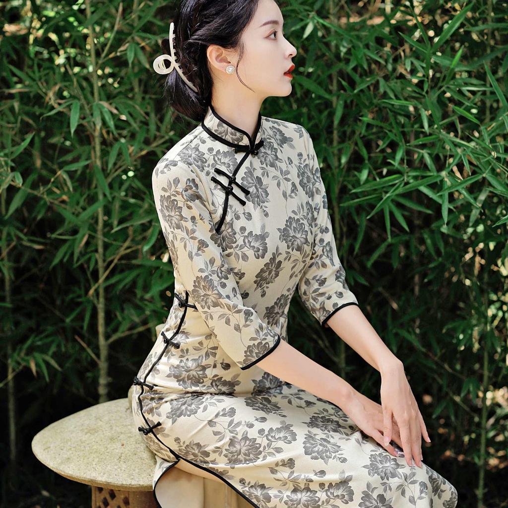 Heqijian 2025 Autumn/Winter Retro Elegant Suede Print Long Cheongsam