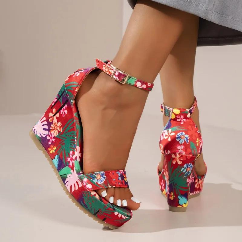 Модная женская обувь 2024 года, высококачественные женские сандалии с принтом, модные сандалии с пряжкой на ремешке, женские новые босоножки на танкетке с открытым носком