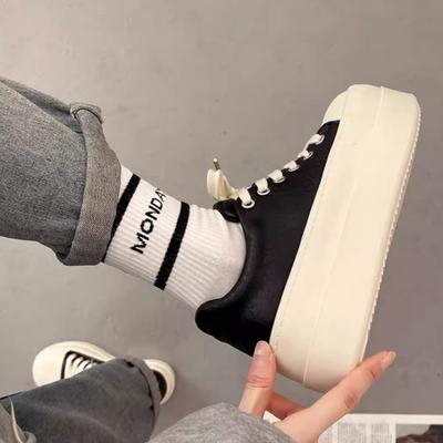 Маленькие белые туфли 2025 новая мода повседневные ретро высокая ценность толстая подошва универсальные легкие спортивные туфли