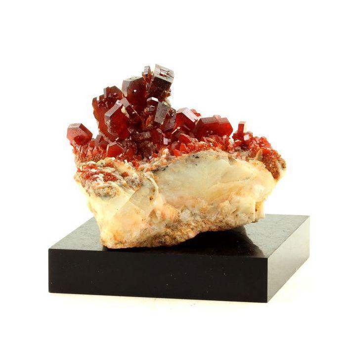 Pierres et Minéraux. Vanadinite. 628.0 ct. Mibladen Mining District, Midelt, Maroc.