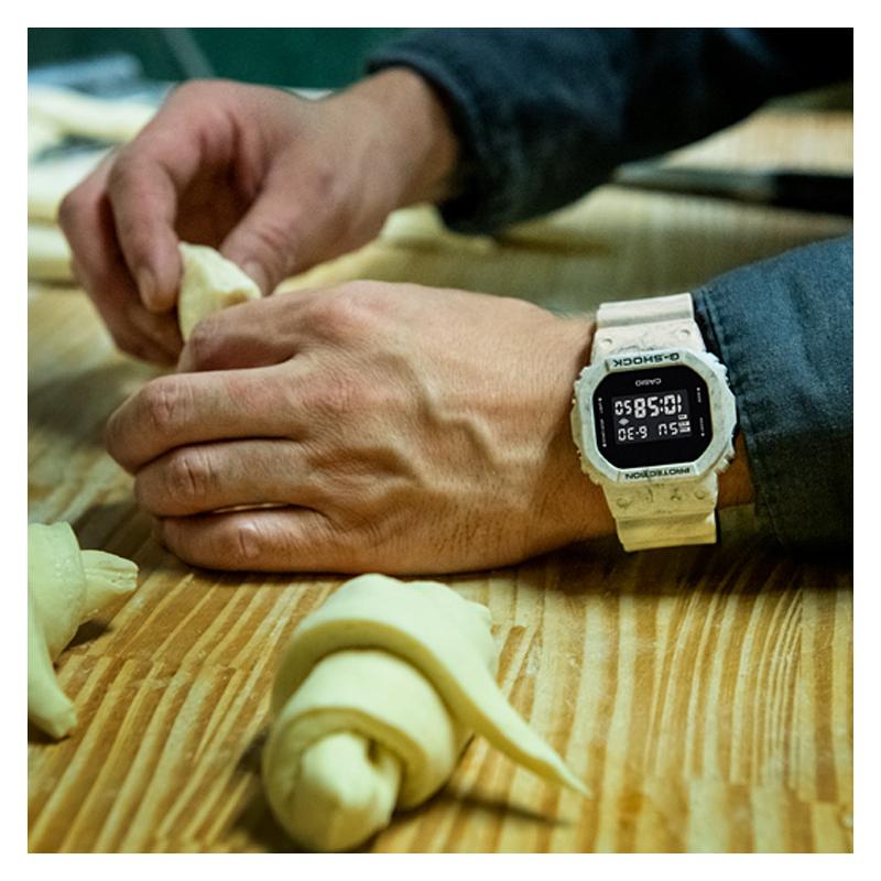 Casio Серия G-SHOCK Квадратный Земляной Цвет Простой Наручные Часы для Активного Отдыха и Спорта Кварцевый Механизм Ремешок из Смолы Японские и Корейские Часы Мужские Часы Черный DW-5600WM-5PRD