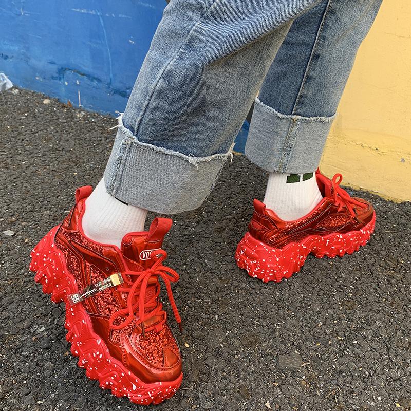 Женская обувь. Светоотражающие массивные кроссовки. Женская модная блестящая вулканизированная обувь. Женские дизайнерские кроссовки на платформе.