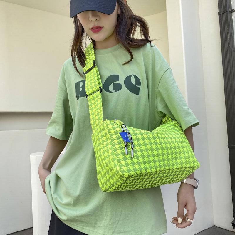 Checkered single shoulder bag, large capacity travel cross-body bag, light and casual underarm bag