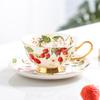 Чашка для кофе с блюдцем из костяного фарфора с золотым краем. Красная чайная чашка. Высокое качество. Креатив. Милый цветок и клубника.