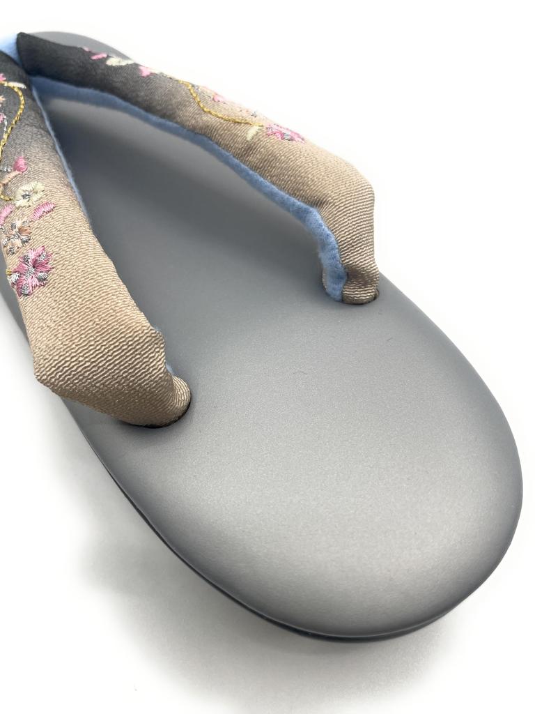 Сандалии-кимоно с вышитыми ремешками и уретановой подошвой, один размер подходит большинству кимоно [город Асакуса] [серый]